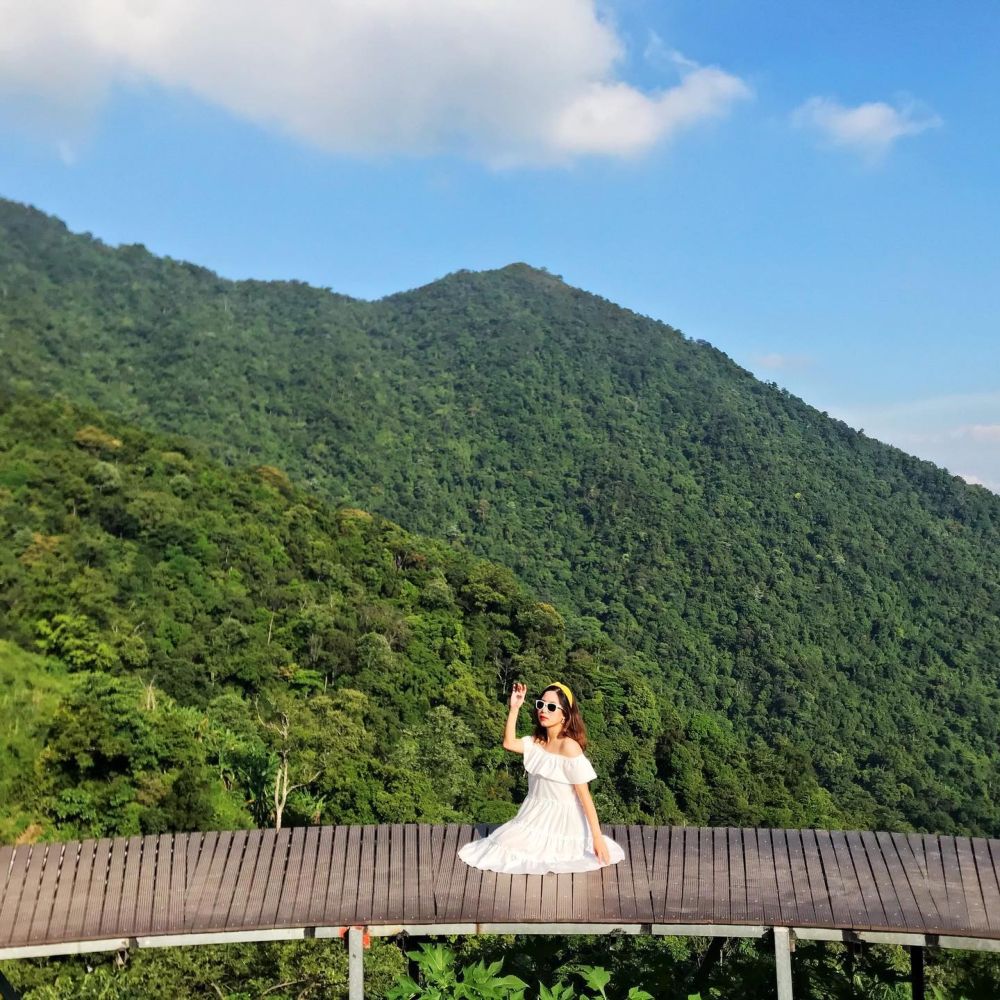 Tạo dáng chụp duyên dáng trên Cầu Mây